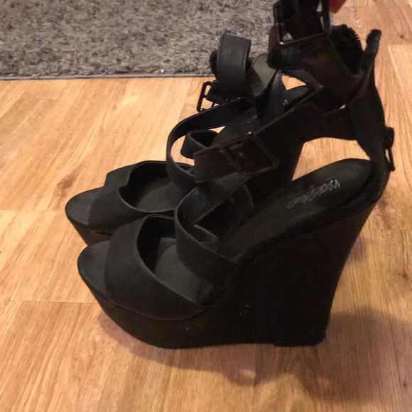 Black strappy wedges - Picture 3 of 6